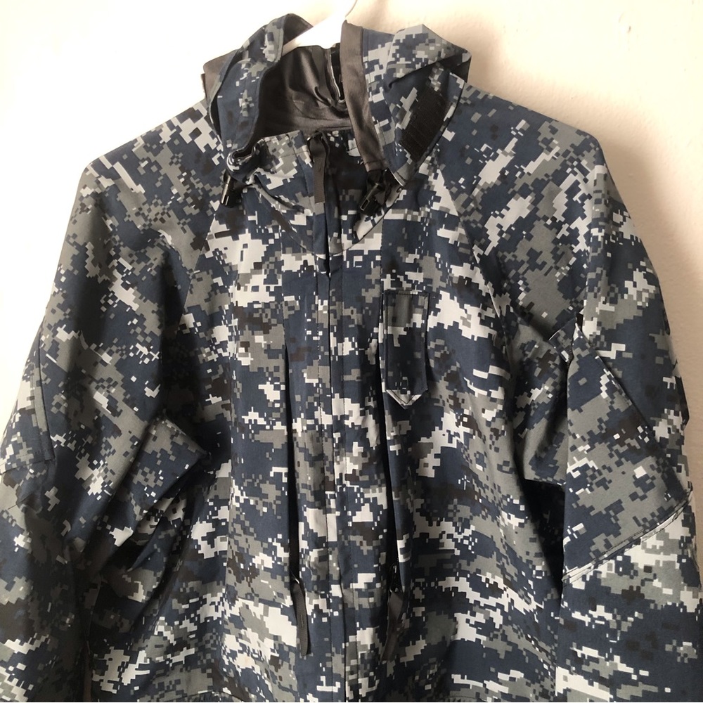 U.S. Navy parka Small Long digital camouflage practically brand new Velc…